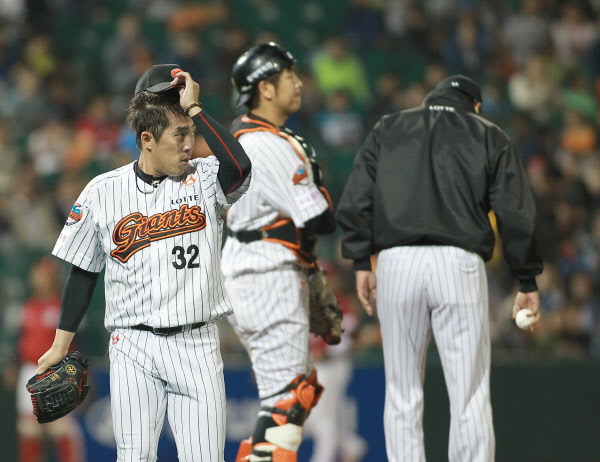 뒤를 부탁하며 마운드를 내려오는 김승회선수